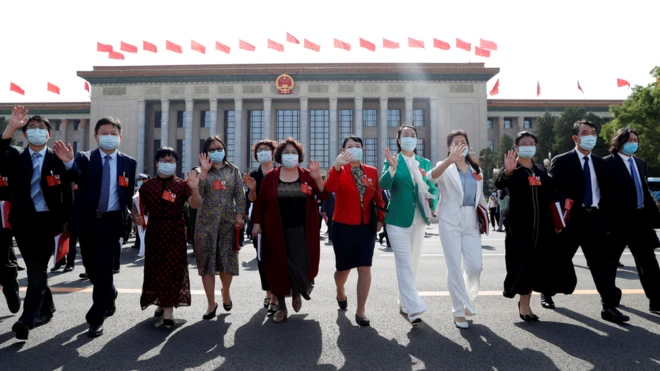 去年因应新冠疫情，两会曾延期到5月下旬，今年中国疫情受控，会议仍在往年两会常规时间举行。