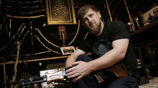 Ramzan Kadyrov saat menunjukkan koleksi senjatanya yang beragam di kantornya pada 2005.