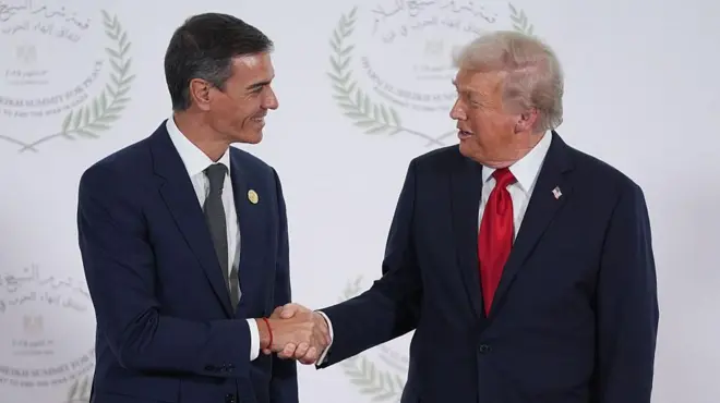 El presidente de Estados Unidos, Donald Trump, y el presidente del gobierno español, Pedro Sánchez, se dan la mano mientras posan para una foto durante una cumbre de líderes mundiales sobre el fin de la guerra en Gaza el 13 de octubre de 2025 en Sharm El-Sheikh, Egipto. Foto por Evan Vucci - Pool / Getty Images