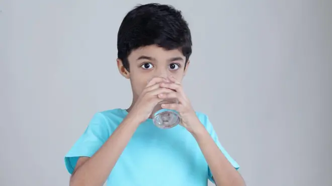 पाणी पिणारा मुलगा