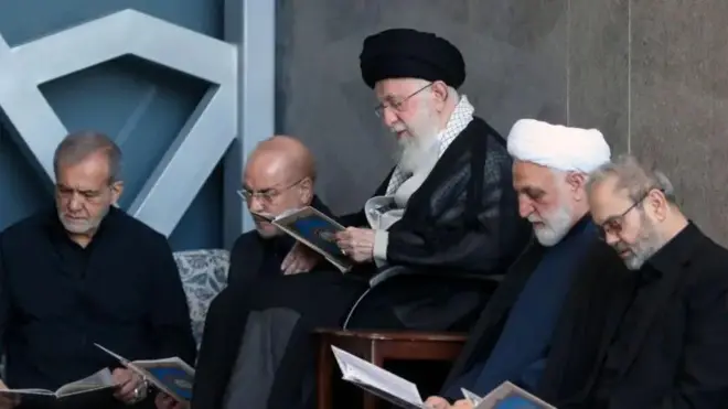 Ayatollah Ali Khamenei (dhexda), madaxweynaha Iran, Masoud Pezeshkian (bidix), afhayeenka baarlamaanka Mohammad Baqer Qalibaf (bidixi)
