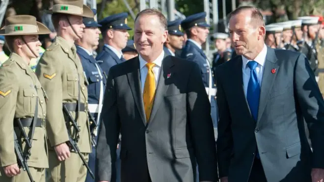 约翰·基（左）与澳大利亚总理阿博特（右）在惠灵顿出席澳新军团日（ANZAC Day）活动（20/4/2015）