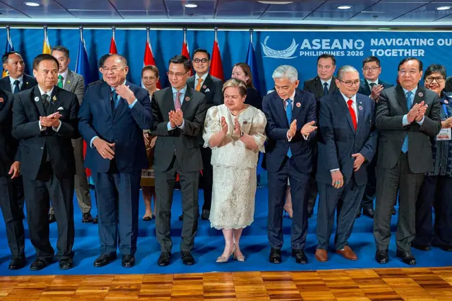 မနီလာမြို့မှာ ဇူလိုင်လ ၂၀ ရက်တုန်းက ပြုလုပ်တဲ့ စုပေါင်း ဓာတ်ပုံရိုက်ကဏ္ဍမှာ မြင်တွေ့ရတဲ့ အာဆီယံ နိုင်ငံခြားရေးဝန်ကြီးအချို့