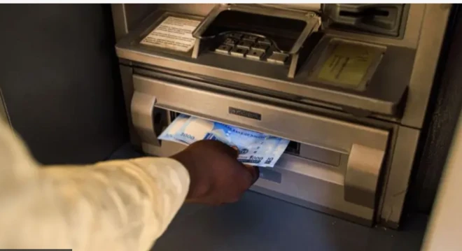Aworan bi eeyan se n gbo owo naira lati ẹnu ATM
