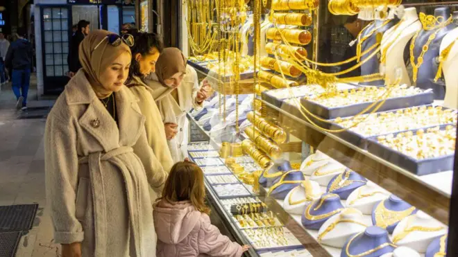 Kapalı Çarşı'da altın satılan bir dükkanın camekanına bakan kadınlar