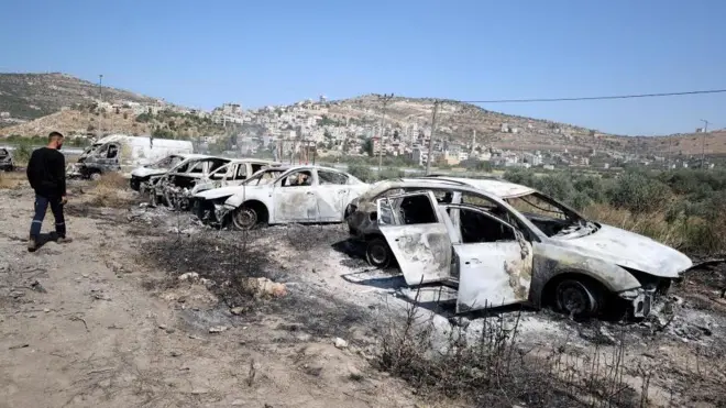 ইহুদি বসতি স্থাপনকারীদের হামলায় ফিলিস্তিনিদের পুড়ে যাওয়া গাড়ি