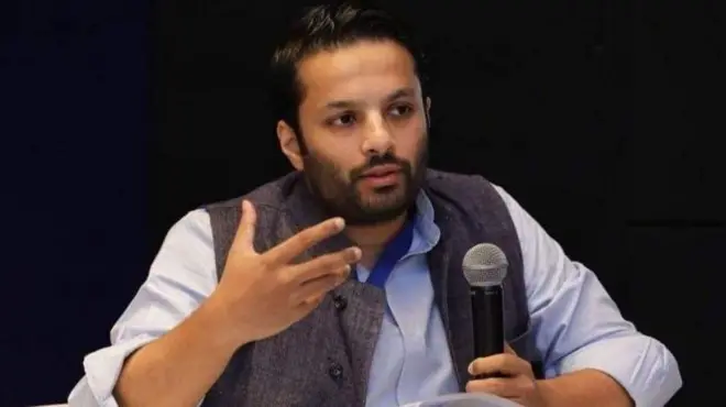 प्राध्यापक अली खान मेहमुदाबाद हरियाणाच्या अशोका युनिव्हर्सिटीत सहायक प्राध्यापक आहेत.