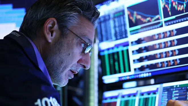 Un operador estadounidense mira las pantallas. 