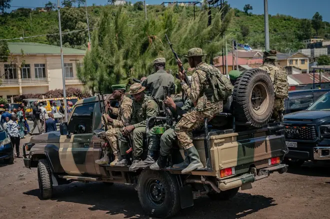 Des rebelles du M23 à bord d'un pick up dans la ville de Goma le 18 mai 2025.