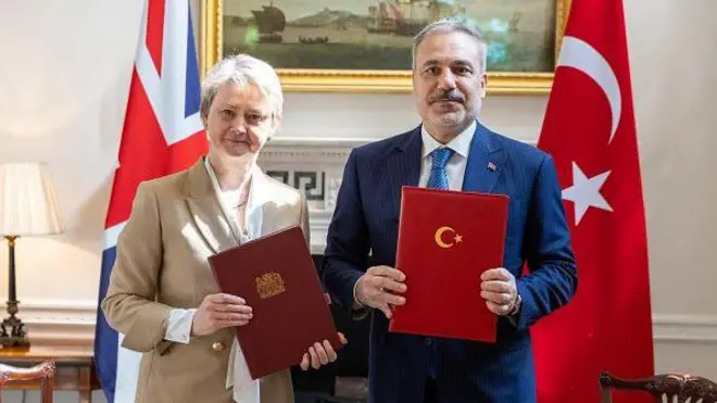 İngiltere Dışişleri Bakanı Yvette Cooper ve Dışişleri Bakanı Hakan Fidan, imzaladıkları Stratejik Ortaklık Çerçeve Belgesi'ni göstererekj gazetecilere poz veriyor