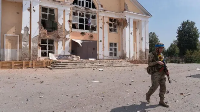 Militaire ukrainien au centre de Sudzha.