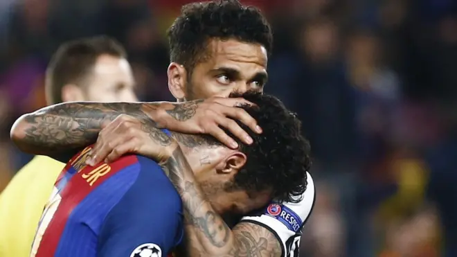 Pemain bertahan Juventus, Dani Alves, menghibur mantan rekan satu timnya, Neymar, seusai pertandingan.