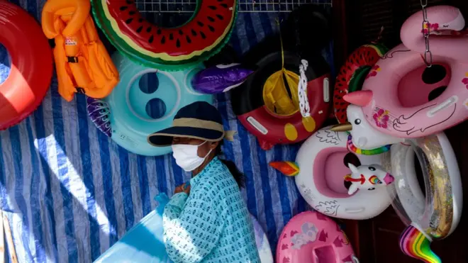 แม่ค้าขายของริมหาด