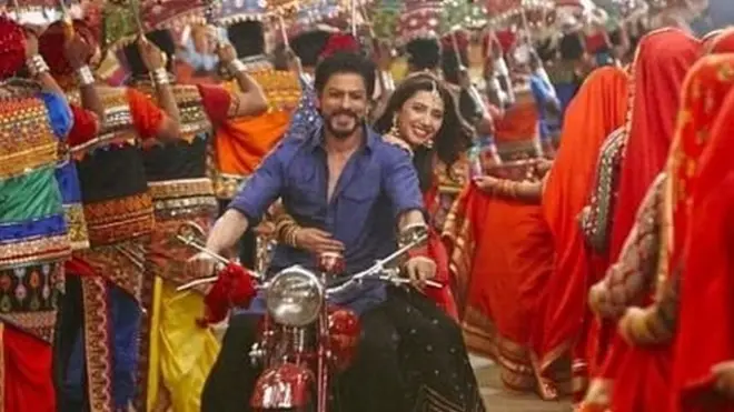 ماہرہ خان اور شاہ رخ خان فلم کے ایک گیت میں