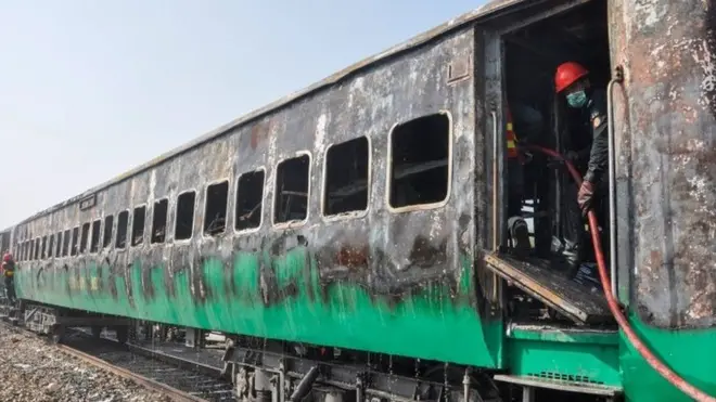 ریسکیو اہلکار تیزگام ٹرین میں آتشزدگی کے باعث جل جانے والی بوگیوں میں امدادی کارروائیوں میں مصروف ہیں