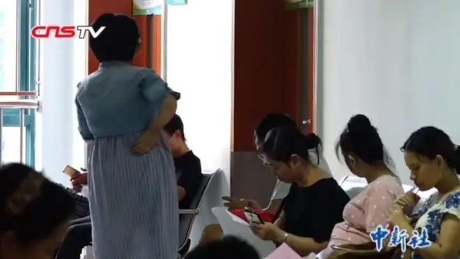 په دې خاطر چې ښوونځی ژر پیل کړي ځیني چینايي میندې د عملیاتو په وسیله ماشومان له وخته مخکې زېږوي.