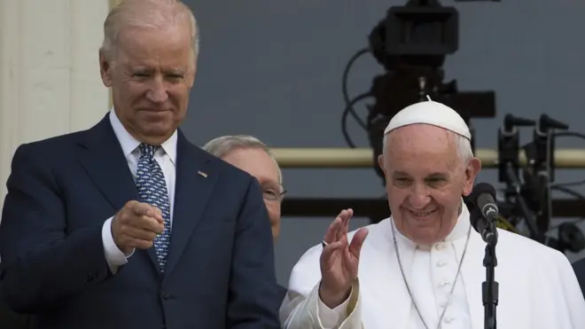 Biden, que es católico, se encontró siendo vicepresidente de EE.UU. con el papa Francisco en Washington en 2015.