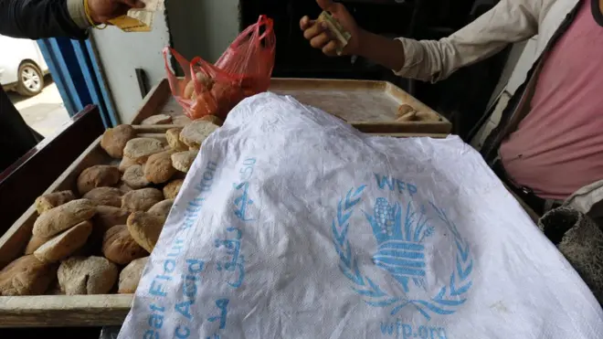 برنامه جهانی غذا تشکیلات حوثی‌ها را به منحرف کردن مسیر توزیع کمک‌های غذایی و دسترسی نیازمندان به آن متهم کرده است