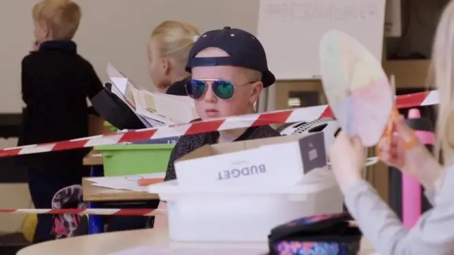 Дания открыла школы