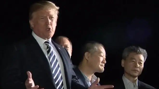 ජනාධිපති ට්‍රම්ප්, උතුරු කොරියාවෙන් නිදහස ලැබූ ඇමෙරිකානුවන් පිළිගනිමින්