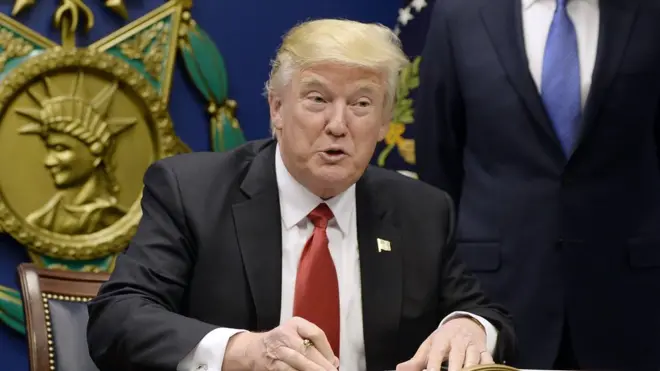 Trump, Cuma günü imzaladığı kararname ile 'muazzam bir şekilde terörden etkilenen ülkelerden' gelecek vatandaşların vizelerinin askıya alındığını duyurmuştu.
