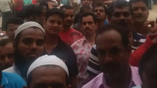 Hintli işçiler Cidde'deki Hint Konsolosluğu'ndan gıda yardımı aldı.