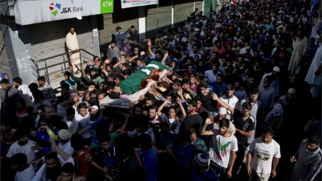 Похороны школьника переросли в столкновения, разгорячив и без того раскаленную обстановку в Кашмире