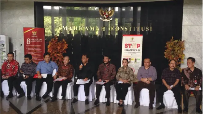 Ketua MK, Arief Hidayat, dan para hakim anggota MK menggelar konferesi pers.