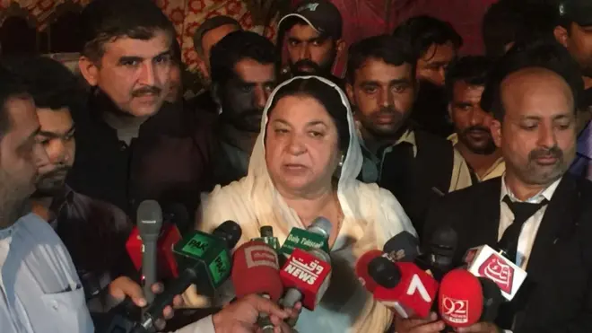 پولنگ ختم ہونے کے بعد پی ٹی آئی کی امیدوار یاسمین راشد میڈیا سے گفتگو کرتے ہوئے