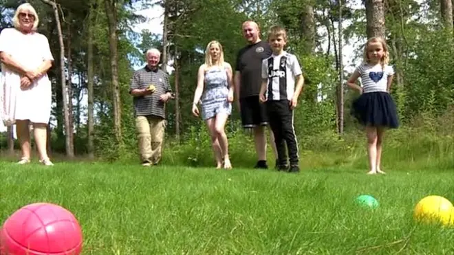 越來越多的英國家庭選擇全家幾代人一起出行度假。