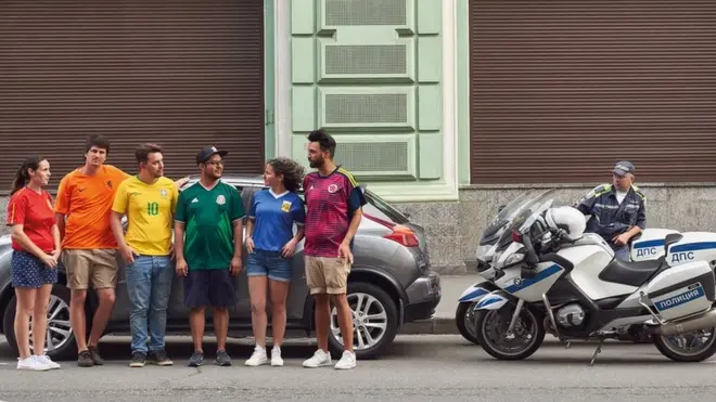 Los activistas encontraron una divertida forma de desplegar la bandera arcoíris.