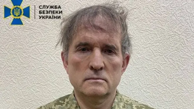 El servicio de seguridad ucraniano (SBU) publicó una foto DE Viktor Medvedchuk esposado y con uniforme militar