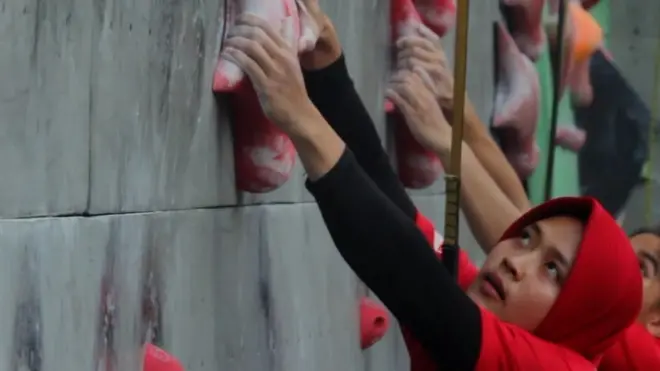 Aries Susanti Rahayu meraih medali emas dalam kategori speed climbing di Kejuaraan Dunia Panjat Tebing di Cina.
