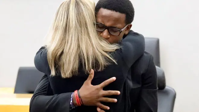 Brandt Jean embrasse la policière qui a tué son frère.