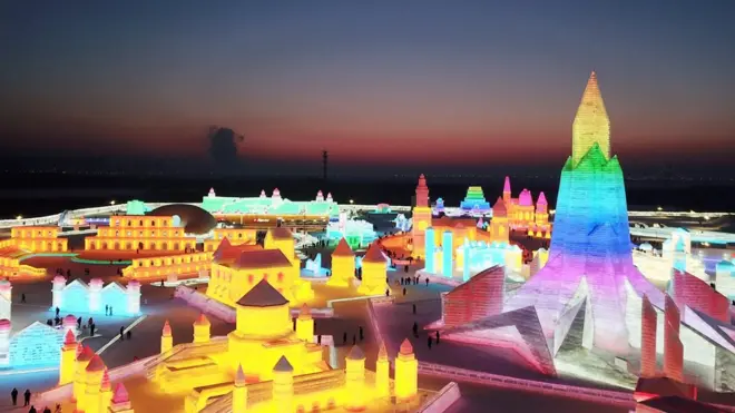 항공뷰로 바라본 하얼빈 국제빙설제 밤 경관