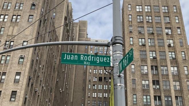 Un tramo de la avenida Broadway entre las calles 159 y 218 nombrado en homenaje a Juan Rodríguez en 2012.