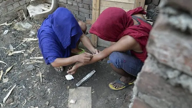 નશો કરી રહેલા યુવાનો