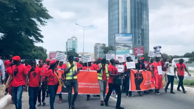 Ghana law students dey protest
