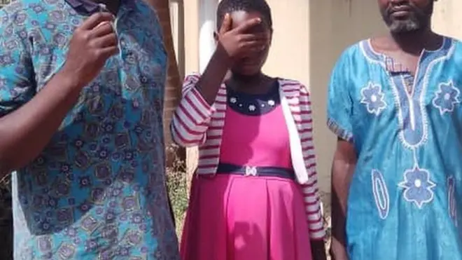 Father of Ajuwa (L) wit im daughter wen dem bin go do ultrasound scan