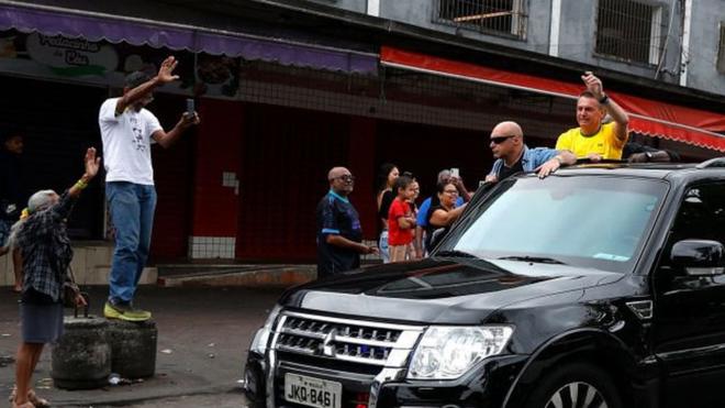 Bolsonaro passa por bairro do Rio de Janeiro no domingo da eleição do primeiro turno