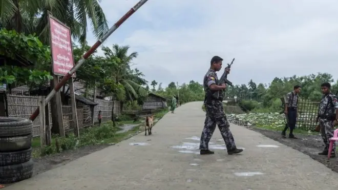 လုံခြုံရေး ပေးနေသော ရဲတပ်ဖွဲ့ ဝင်များ