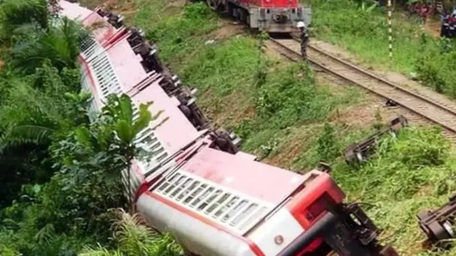 عینی شاہدین کے مطابق کم از کم دس ڈبے پٹری سے اتر گئے