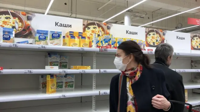 Полки с кашами и крупами в "Ашане" оказались полупустыми