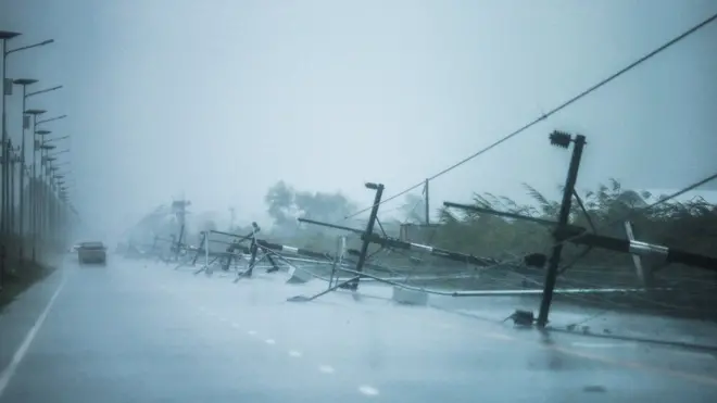 Ураган уже привел к значительным разрушениям и стал причиной гибели одного человека