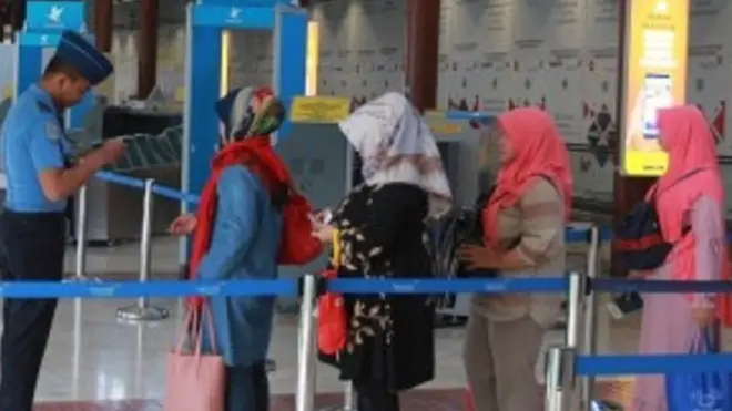 Petugas memeriksa tiket pesawat penumpang di Low Cost Carrier Terminal (LCCT) atau Terminal khusus penerbangan maskapai berbiaya rendah usai peresmian operasionalnya di Terminal 2 F Bandara Soekarno Hatta, Tangerang, Banten.