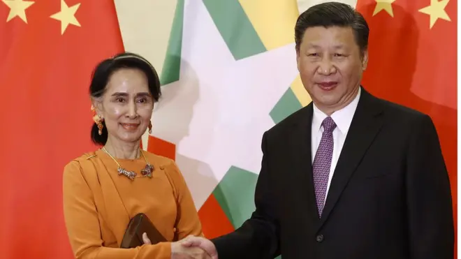 昂山素季（左）與習近平（右）。