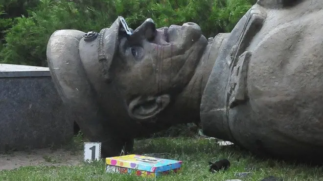 Кернес назвав "покидьками суспільства" тих, хто повалив бюст Жукова