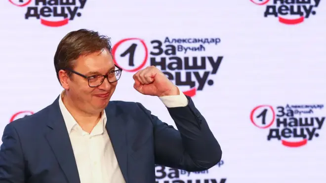 Lider naprednjaka Aleksandar Vučić može sam da formira vladu, ali to nije učinio ni mesec dana posle izbora