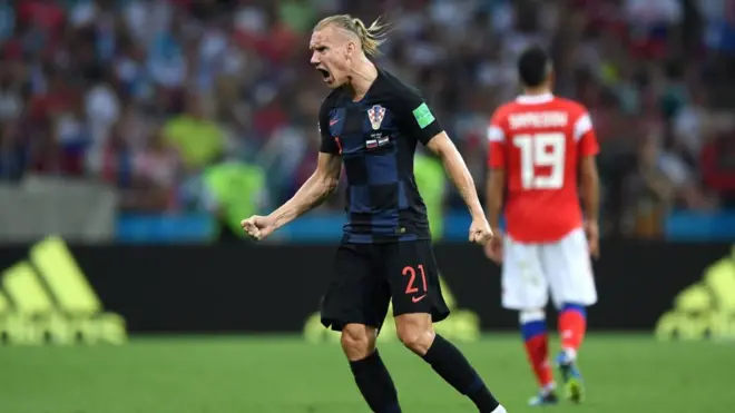 Хорватський захисник Домагой Віда святкує гол свого товариша по команді Андрея Крамарича у ворота росіян