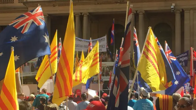 Người biểu tình hô "Phuc Nguyen, go home" "Hun Sen, go home" "Suu Kyi, go home" trong video live trực tiếp từ buổi biểu tình hôm 17/3 tại tòa thị chính Sydney.